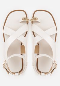 Renee - Białe Sandały z Paskiem na Palec z Metaliczną Aplikacją i Klamerką Ailintra. Okazja: na co dzień. Zapięcie: pasek. Kolor: biały. Wzór: aplikacja. Styl: casual, elegancki #2