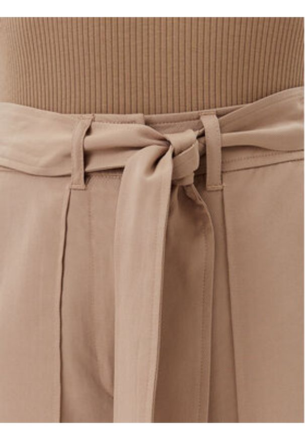 Guess Szorty materiałowe W5GD1R WG4C2 Beżowy Relaxed Fit. Kolor: beżowy. Materiał: lyocell