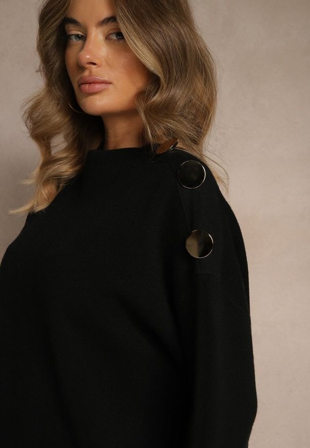 Renee - Czarny Sweter z Metalicznymi Guzikami na Ramieniu Ederlia. Okazja: na spotkanie biznesowe, do pracy. Typ kołnierza: golf. Kolor: czarny. Materiał: skóra. Styl: elegancki, biznesowy