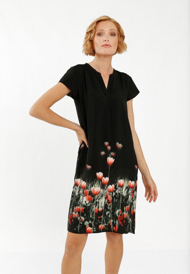 Volcano - Luźna sukienka w kwiaty G-MAY. Okazja: na co dzień. Kolor: czarny. Wzór: kwiaty. Typ sukienki: tulipan, proste. Materiał: skóra, wiskoza, materiał. Długość rękawa: krótki rękaw. Sezon: lato. Styl: casual. Długość: midi