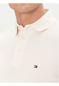 TOMMY HILFIGER - Tommy Hilfiger Polo 1985 MW0MW17771 Beżowy Slim Fit. Typ kołnierza: polo. Kolor: beżowy. Materiał: bawełna #5