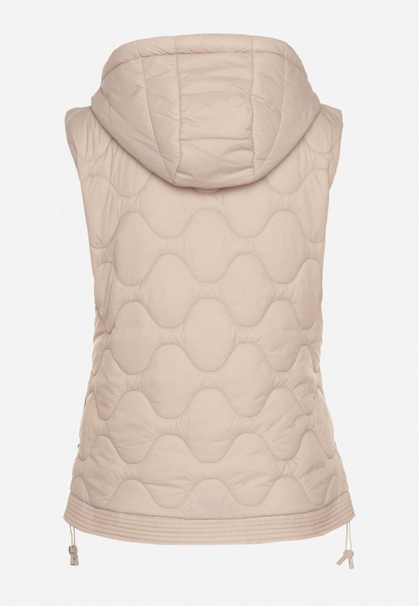 Born2be - Ciemnobeżowa Kamizelka z Odpinanym Kapturem Ozdobiona Pikowaniem Cirisse. Okazja: na spacer, na co dzień. Kolor: beżowy. Materiał: jeans. Wzór: aplikacja. Styl: klasyczny, casual, elegancki