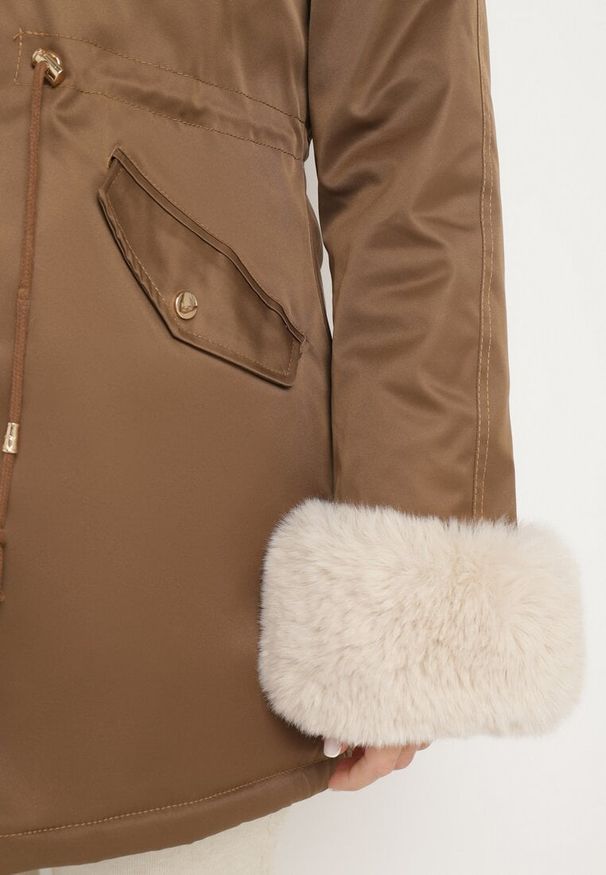 Born2be - Beżowo-Brązowa Kurtka Parka z Kapturem i Odpinanymi Futerkowymi Zdobieniami Inessara. Okazja: na co dzień. Typ kołnierza: kaptur. Kolor: beżowy. Materiał: skóra. Wzór: aplikacja. Styl: elegancki, casual