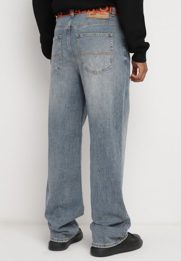 Born2be - Niebieskie Jeansy o Fasonie Regular z Paskiem z Napisami Ivelanora. Kolor: niebieski. Wzór: napisy. Styl: klasyczny