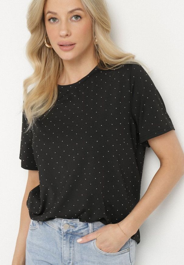 Born2be - Czarny T-shirt z Wiskozą i Cyrkoniami Sanistria. Okazja: na co dzień, na spacer. Kolor: czarny. Materiał: wiskoza. Styl: klasyczny, casual