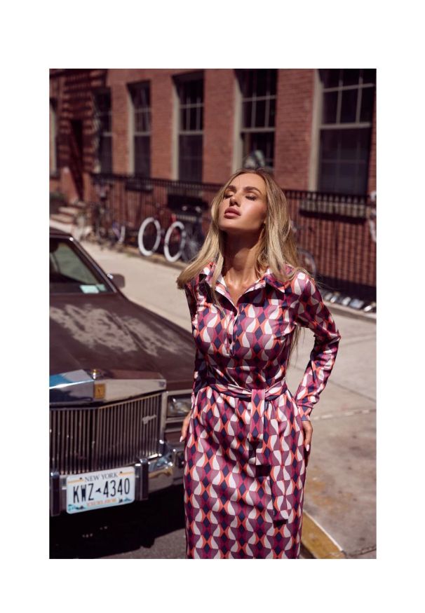 MOE - Ołówkowa sukienka z nadrukiem koszulowa góra i kołnierzyk. Okazja: na randkę, do pracy. Wzór: nadruk. Typ sukienki: ołówkowe, koszulowe. Styl: wizytowy