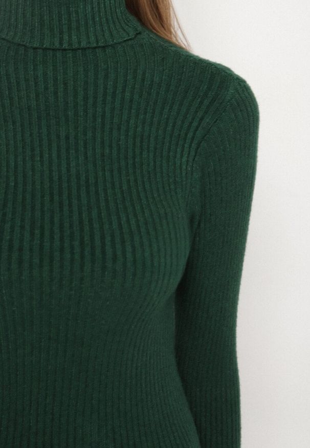 Born2be - Ciemnozielony Golf Oranya. Typ kołnierza: golf. Kolor: zielony. Materiał: prążkowany, dzianina. Długość rękawa: długi rękaw. Długość: długie