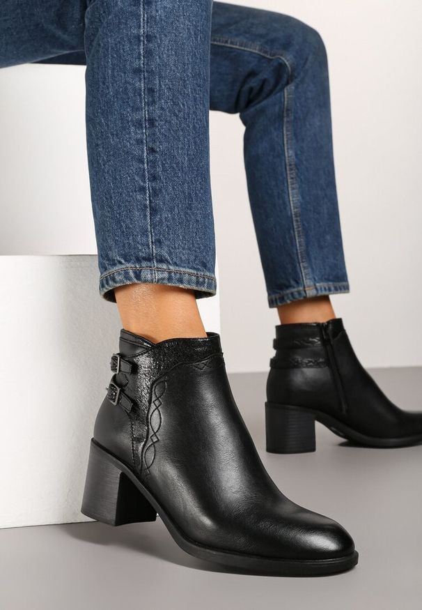 Born2be - Czarne Botki na Obcasie z Ozdobnymi Paskami i Klamrami Reanira. Okazja: na co dzień. Zapięcie: klamry. Kolor: czarny. Wzór: paski. Materiał: jeans. Sezon: jesień, zima. Obcas: na obcasie. Styl: elegancki, wizytowy, casual. Wysokość obcasa: średni