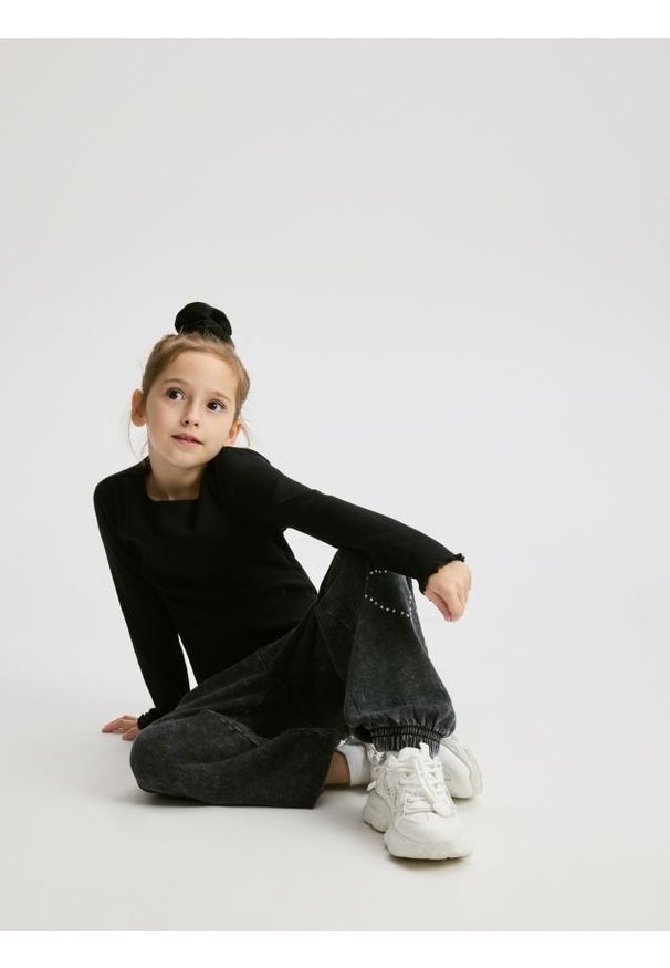 Reserved - Spodnie dresowe z aplikacją - czarny. Kolor: czarny. Materiał: dresówka. Wzór: aplikacja