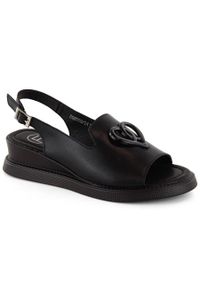 Skórzane sandały damskie na koturnie czarne Filippo DS6069. Kolor: czarny. Materiał: skóra. Obcas: na koturnie