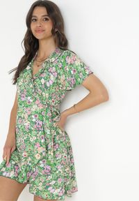 Born2be - Zielona Kopertowa Sukienka Mini z Wiązaniem w Pasie z Wiskozy Huette. Kolor: zielony. Materiał: wiskoza. Wzór: aplikacja. Sezon: wiosna, lato. Typ sukienki: kopertowe. Długość: mini #5