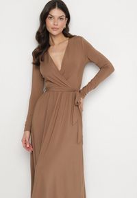 Born2be - Brązowa Sukienka Kopertowa z Wiskozą Wiązana w Talii Drestalia. Okazja: na co dzień. Typ kołnierza: dekolt w kształcie V. Kolor: brązowy. Materiał: wiskoza. Długość rękawa: długi rękaw. Typ sukienki: kopertowe. Styl: casual, klasyczny #6