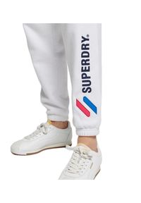 Spodnie turystyczne damskie Superdry Code Applique dresowe. Kolor: biały. Materiał: bawełna