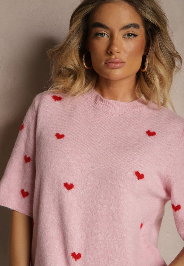 Renee - Różowa Bluzka z Dzianiny z Wiskozą we Wzór z Serduszkami Dortewia. Okazja: na co dzień, na randkę. Kolor: różowy. Materiał: dzianina, wiskoza. Długość rękawa: krótki rękaw. Długość: krótkie. Styl: elegancki, casual