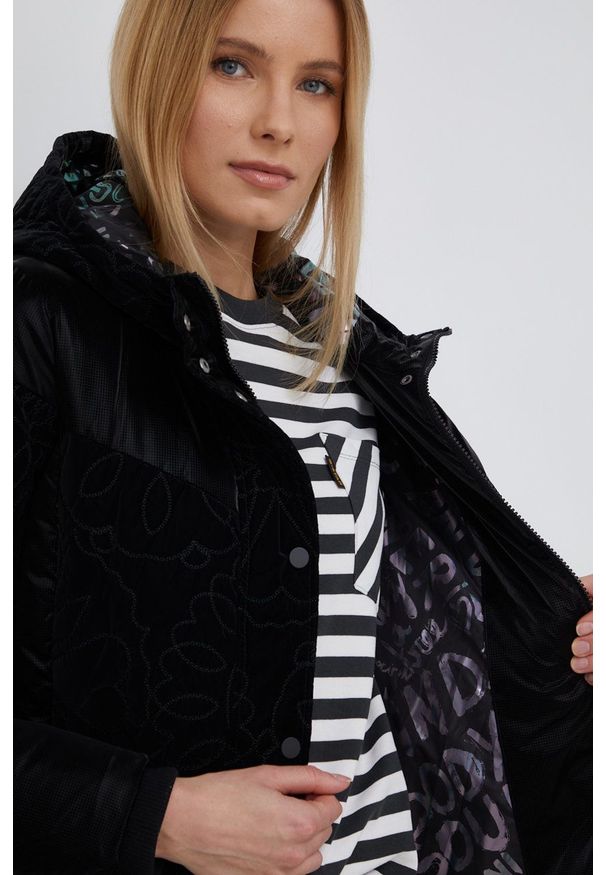 Desigual Kurtka kolor czarny zimowa. Okazja: na co dzień. Typ kołnierza: kaptur. Kolor: czarny. Sezon: zima. Styl: casual