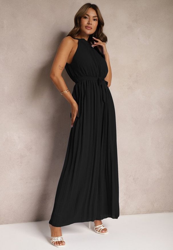 Renee - Czarny Kombinezon z Dekoltem Typu Halter i Gumką w Talii Zolefia. Kolor: czarny. Długość: długie. Styl: elegancki