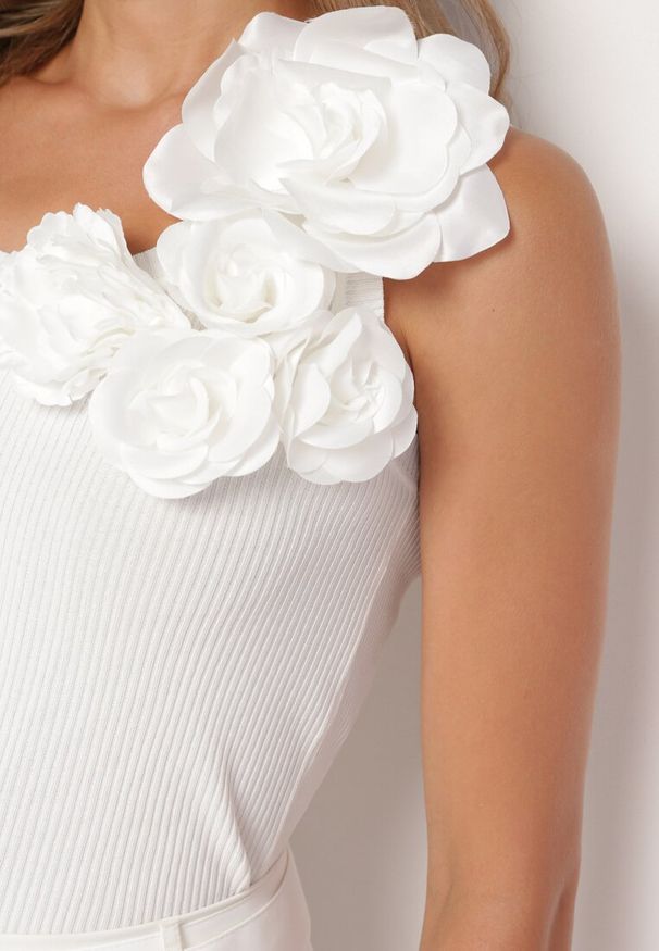 Born2be - Biały Top z Naszywką w Kształcie Kwiatów Teralia. Okazja: na co dzień. Kolor: biały. Wzór: kwiaty, aplikacja. Styl: elegancki, casual