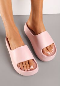 Born2be - Różowe Klapki na Platformie z Szerokim Paskiem z Lekkiej Pianki Ashina. Nosek buta: otwarty. Kolor: różowy. Obcas: na platformie