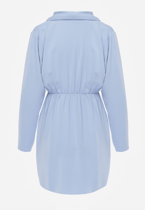 Renee - Niebieska Sukienka Periope. Typ kołnierza: kolnierz wykładany. Kolor: niebieski. Długość rękawa: długi rękaw. Typ sukienki: kopertowe. Długość: mini