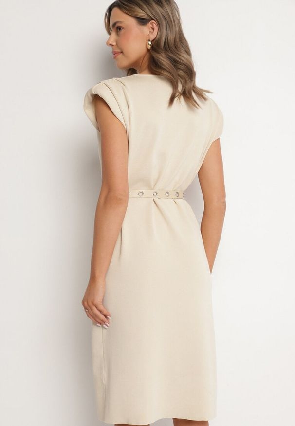 Born2be - Beżowa Sukienka z Wiskozą o Pudełkowym Kroju z Paskiem z Klamrą Polliviera. Okazja: na co dzień. Kolor: beżowy. Materiał: wiskoza. Styl: casual, elegancki