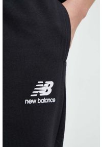 New Balance spodnie dresowe kolor czarny z nadrukiem WP31530BK-0BK. Kolor: czarny. Materiał: dresówka. Wzór: nadruk #2