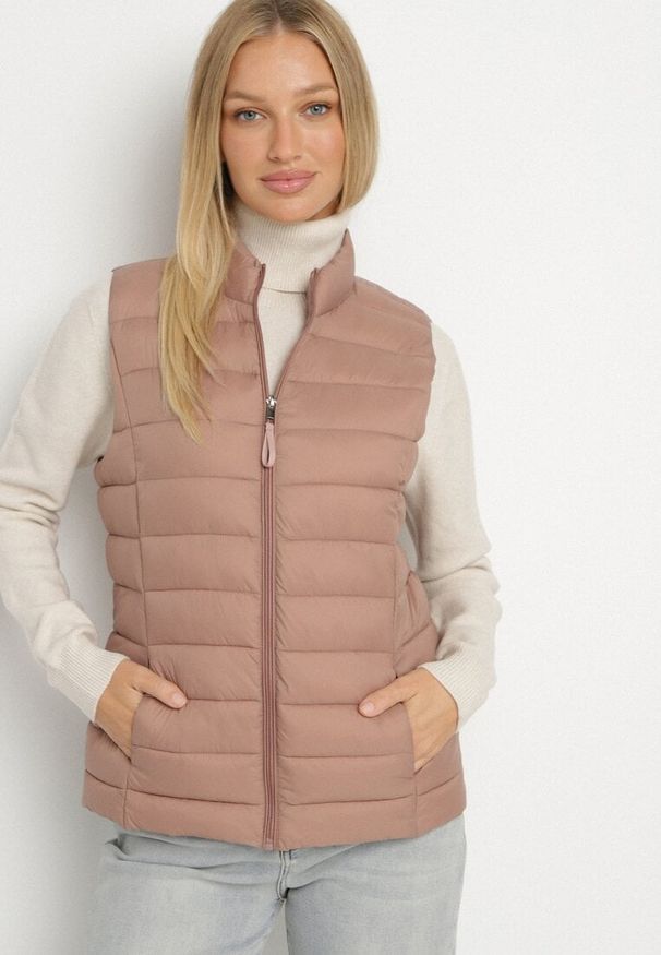 Born2be - Beżowa Pikowanana Kamizelka Sifitta. Okazja: na co dzień. Kolor: beżowy. Materiał: jeans. Styl: klasyczny, casual, elegancki