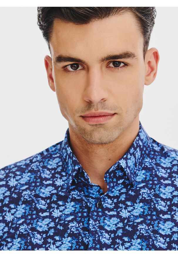 Pako Lorente - PAKO LORENTE – Granatowa dzianinowa koszula w kwiaty. Kolor: niebieski. Materiał: dzianina. Długość rękawa: długi rękaw. Długość: długie. Wzór: kwiaty