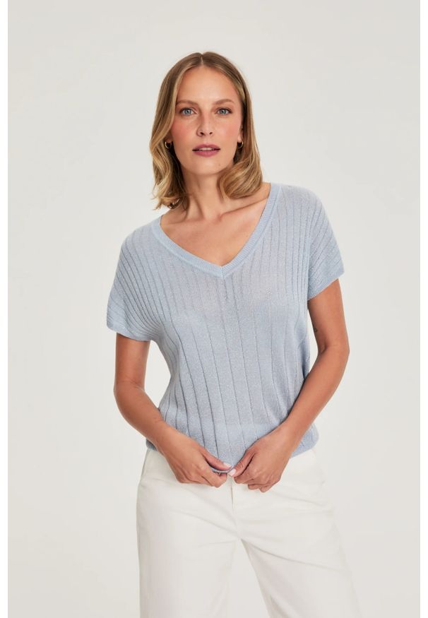 MOODO - Sweter z krótkimi rękawami błękitny. Kolor: niebieski. Materiał: wiskoza. Długość rękawa: krótki rękaw. Długość: krótkie