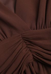 Born2be - Brązowa Romantyczna Sukienka Koktajlowa z Falbanami i Marszczeniem w Pasie Aranilla. Typ kołnierza: kołnierz z falbankami. Kolor: brązowy. Materiał: materiał, tkanina. Wzór: aplikacja, gładki. Typ sukienki: rozkloszowane. Styl: wizytowy #3