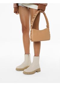 Kazar - Beżowe trzewiki ze skóry z efektownym przeszyciem na cholewce. Kolor: beżowy. Materiał: skóra. Szerokość cholewki: normalna. Wzór: aplikacja. Sezon: jesień. Styl: klasyczny #7