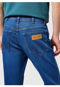 Wrangler - SPODNIE JEANSOWE MĘSKIE WRANGLER TEXAS RUSTIC 112352715. Okazja: do pracy, na co dzień. Styl: casual, klasyczny #2