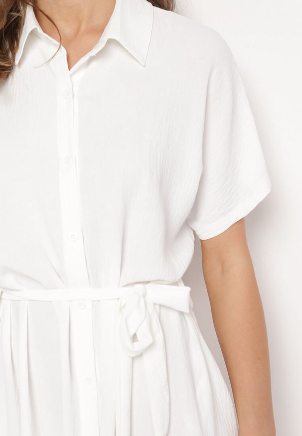 Born2be - Biała Sukienka Wiskozowa o Luźnym Koszulowym Kroju Wiązana w Talii Rionella. Kolor: biały. Materiał: wiskoza. Długość rękawa: krótki rękaw. Sezon: lato. Typ sukienki: koszulowe. Styl: klasyczny