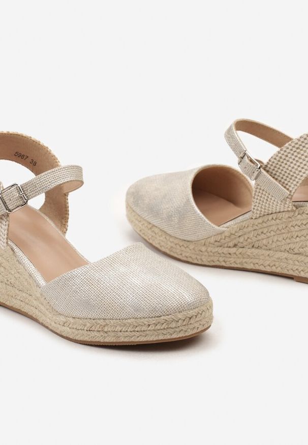 Renee - Srebrne Sandały na Plecionym Koturnie w Stylu Espadryli z Noskiem z Ekoskóry Beonira. Okazja: na imprezę. Kolor: srebrny. Wzór: aplikacja. Sezon: lato. Obcas: na koturnie