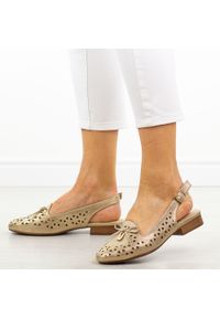 Złote ażurowe półbuty damskie Jezzi Asa222-7. Okazja: na co dzień, na spacer. Kolor: złoty. Materiał: skóra. Wzór: ażurowy. Sezon: wiosna, lato. Obcas: na obcasie. Styl: elegancki, casual. Wysokość obcasa: niski #1