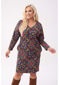 Moda Size Plus Iwanek - Ołówkowa dresowa sukienka Olivia z wzór retro etno PLUS SIZE XXL OVERSIZE. Okazja: na co dzień. Typ kołnierza: dekolt w kształcie V. Kolekcja: plus size. Materiał: dresówka. Wzór: kolorowy. Typ sukienki: oversize, dla puszystych, ołówkowe. Styl: retro, etno