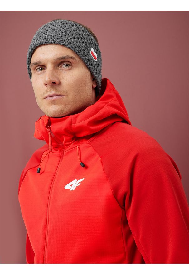 4f - 4F Kurtka softshell membrana 20000 męska - czerwona S. Typ kołnierza: kołnierzyk stójkowy. Kolor: czerwony. Materiał: softshell. Długość rękawa: raglanowy rękaw. Sezon: zima. Sport: fitness, narciarstwo, turystyka piesza, wspinaczka, bieganie