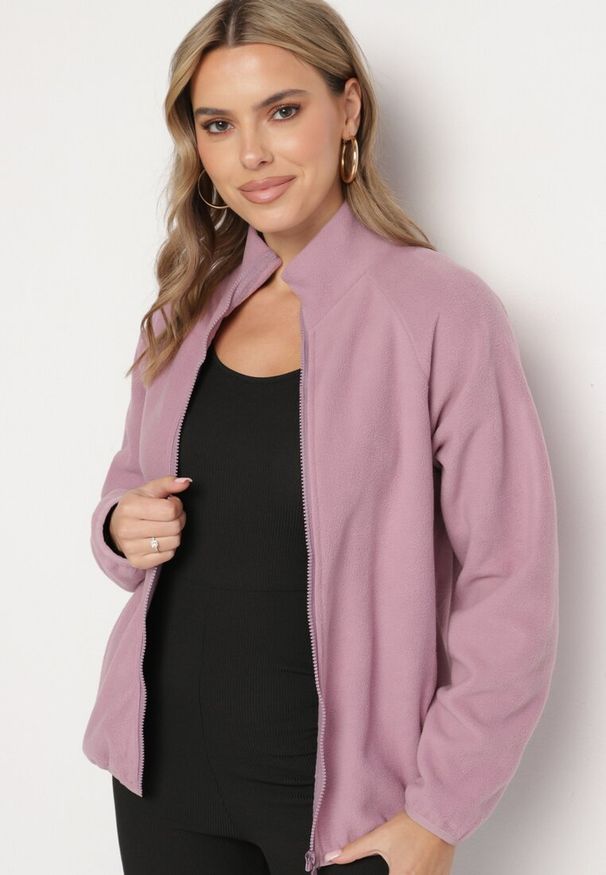 Born2be - Fioletowa Bluza na Suwak o Prostym Kroju ze Stójką i Kieszeniami Esamira. Okazja: na co dzień. Typ kołnierza: kołnierzyk stójkowy. Kolor: fioletowy. Materiał: jeans. Długość rękawa: długi rękaw. Długość: długie. Styl: elegancki, casual