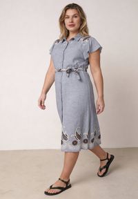 Born2be - Niebieska Rozkloszowana Sukienka Koszulowa z Wiskozy z Haftem i Wiązanym Paskiem Adellis. Okazja: na co dzień. Kolekcja: plus size. Kolor: niebieski. Materiał: wiskoza. Wzór: haft. Sezon: lato. Typ sukienki: koszulowe. Styl: casual, boho #2