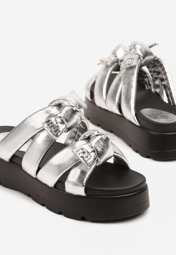 Born2be - Srebrne Klapki na Grubej Podeszwie z Cyrkoniami i Kokardami Redalene. Kolor: srebrny. Materiał: jeans. Wzór: aplikacja. Sezon: lato. Styl: elegancki