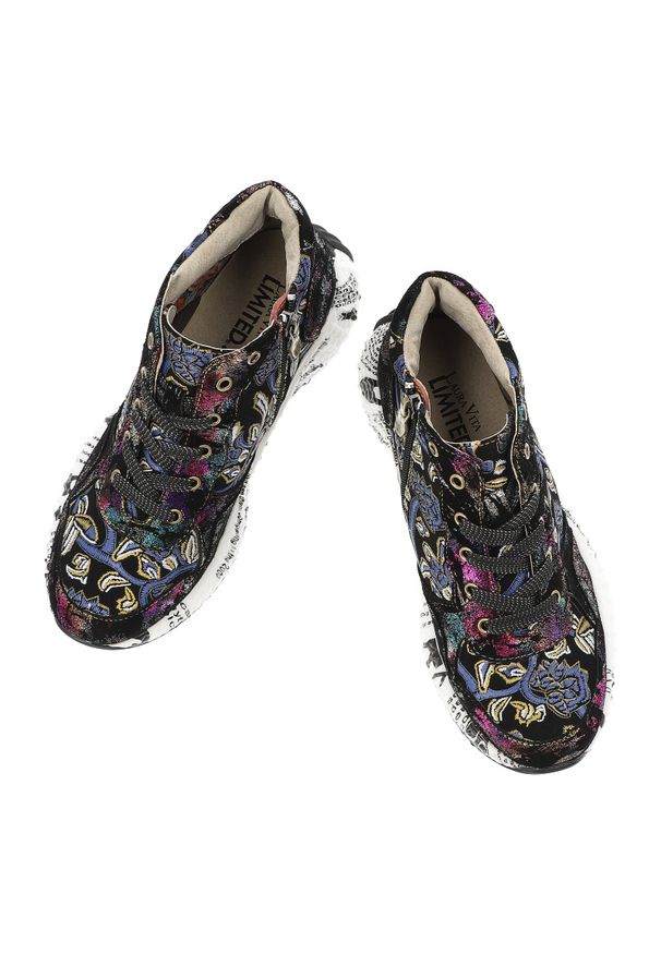 Botki damskie Laura Vita, skórzane bogato zdobione na grubej podeszwie z okrągłym zamkiem i na zamek, granatowe, Burton-15-SL1826A-5C-Marine. Okazja: na spacer, na co dzień. Nosek buta: okrągły. Zapięcie: zamek. Kolor: czarny. Materiał: skóra. Szerokość cholewki: normalna. Wzór: aplikacja, haft, kolorowy, kwiaty. Styl: casual, marine