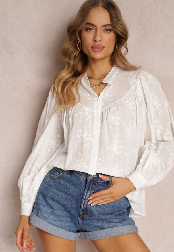 Renee - Biała Bawełniana Koszula z Ozdobnym Haftem Lascam. Kolor: biały. Materiał: bawełna. Długość rękawa: długi rękaw. Długość: długie. Wzór: haft