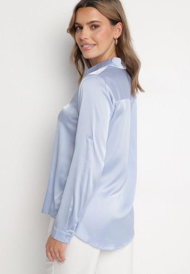 Born2be - Niebieska Koszula o Klasycznym Kroju z Kołnierzykiem Jarinsse. Okazja: na co dzień. Kolor: niebieski. Materiał: jeans. Styl: klasyczny