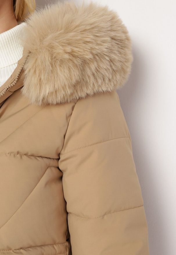 Born2be - Ciemnobeżowa Kurtka w Geometryczne Pikowanie z Kapturem i Futerkiem Bellinae. Typ kołnierza: kaptur. Kolor: beżowy. Materiał: futro. Wzór: geometria