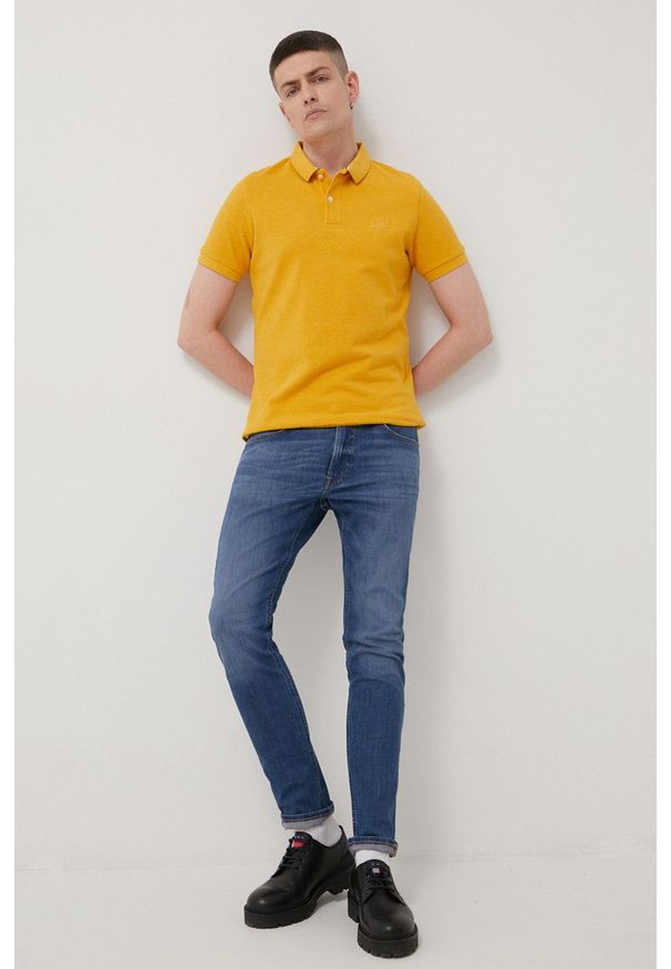 Superdry polo bawełniane kolor żółty gładki. Typ kołnierza: polo. Kolor: żółty. Materiał: bawełna. Długość: krótkie. Wzór: gładki