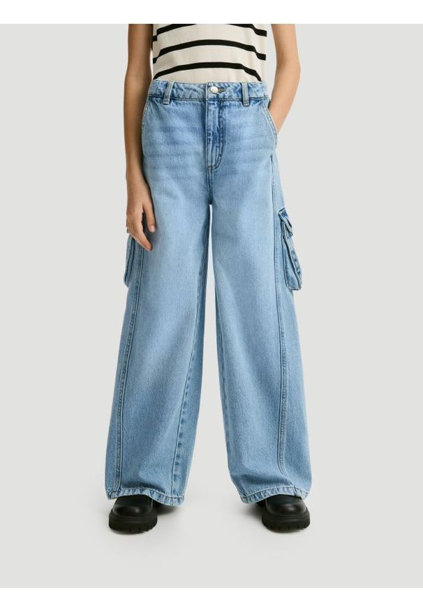 Reserved - Jeansy super wide leg z kieszeniami cargo - niebieski. Kolor: niebieski