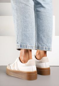 Born2be - Biało-Beżowe Sneakersy w Stylu Tenisówek z Paskami Nilomira. Okazja: na co dzień. Zapięcie: pasek. Kolor: biały. Materiał: jeans #4