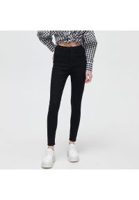 Cropp - Czarne jeansy skinny z wysokim stanem - Czarny. Stan: podwyższony. Kolor: czarny #1