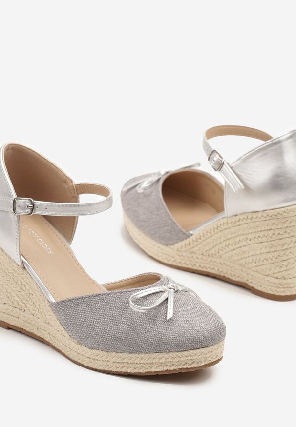 Renee - Szare Sandały z Plecionką na Koturnie w Stylu Espadryli z Kokardką Zilara. Okazja: na co dzień, na ślub cywilny, na wesele. Zapięcie: pasek. Kolor: szary. Obcas: na koturnie. Styl: elegancki, casual