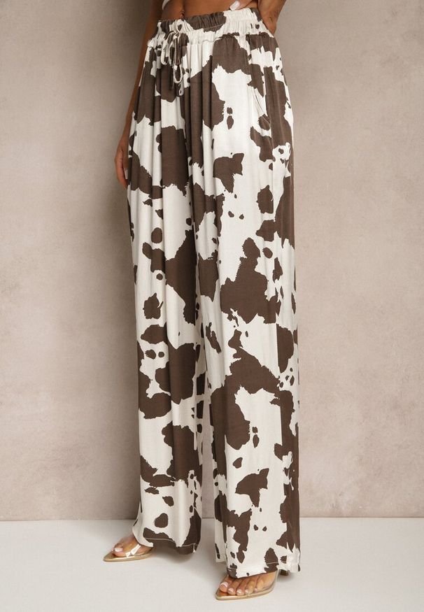 Renee - Brązowe Szerokie Spodnie High Waist z Wiskozy w Print w Krowie Łaty Nelianta. Stan: podwyższony. Kolor: brązowy. Materiał: wiskoza. Wzór: nadruk. Styl: klasyczny, elegancki