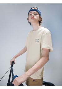 4F JUNIOR - T-shirt z nadrukiem chłopięcy. Kolor: beżowy. Materiał: bawełna. Wzór: nadruk